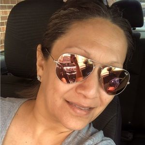 Meet your Posher, Iris